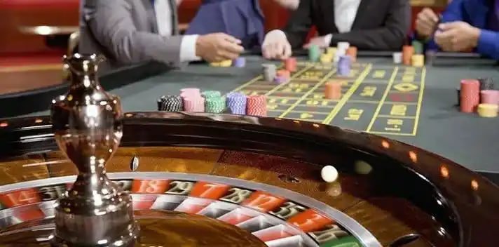 Màn hình điện thoại hiển thị danh sách game slot online tại f168 okvip