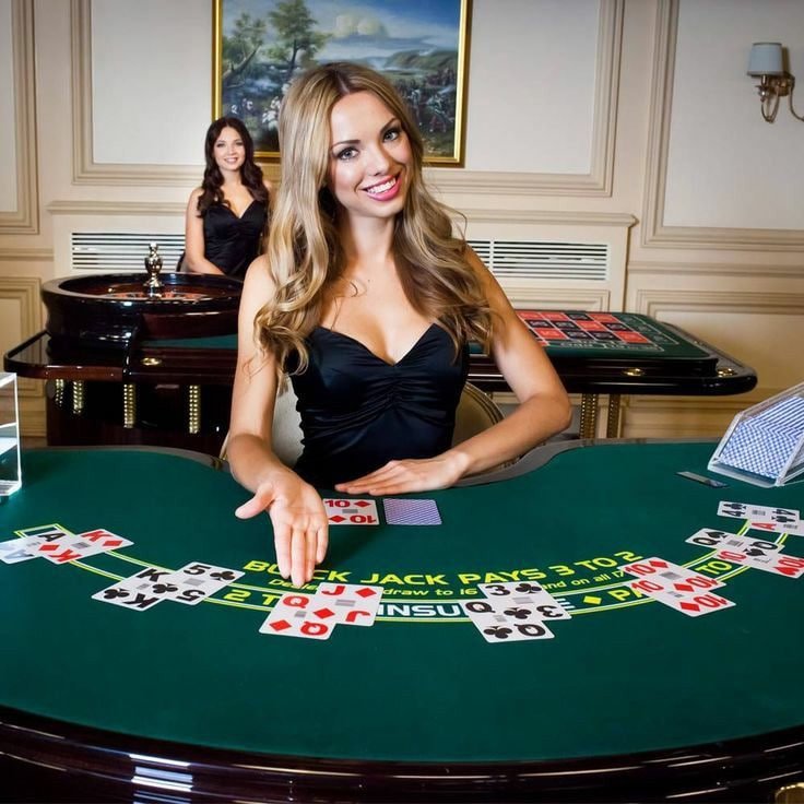 Giao diện bàn baccarat live f168 okvip trên điện thoại với video dealer trực tiếp